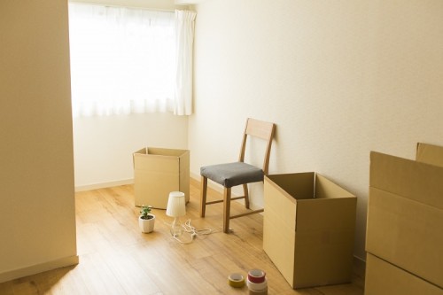 引越し作業中の部屋