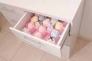 タンスに整理整頓されて収納された下着