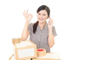 引越しの梱包作業をする女性