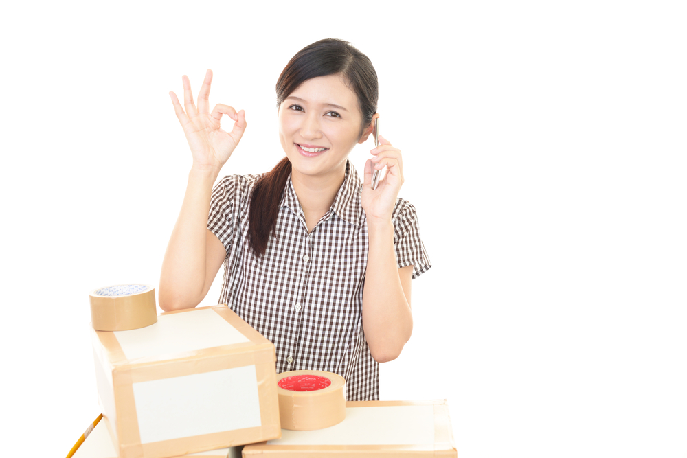 引越しの梱包作業をする女性