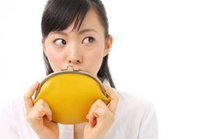 財布を持つ女性