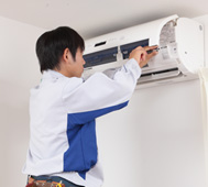 エアコンを設置する作業スタッフ